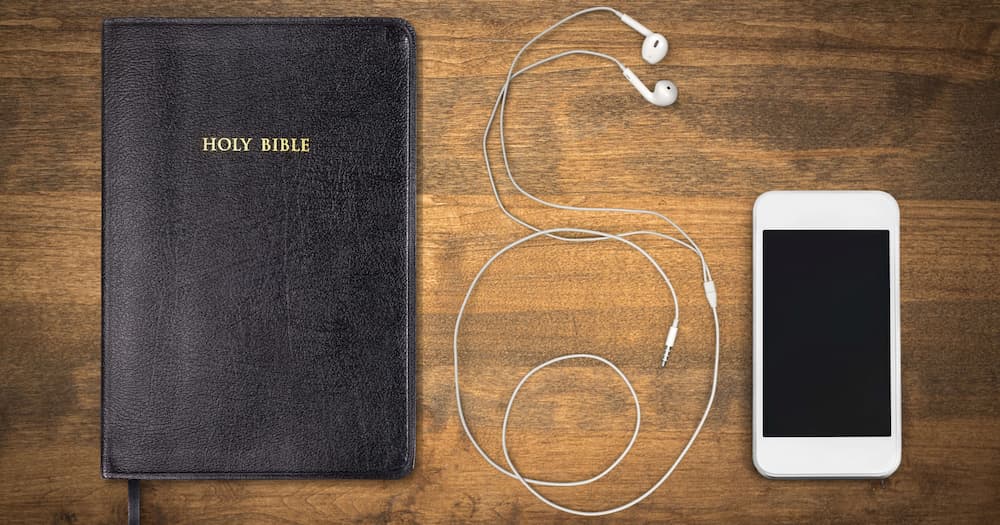 Библия онлайн — читать и слушать в 5 переводах
